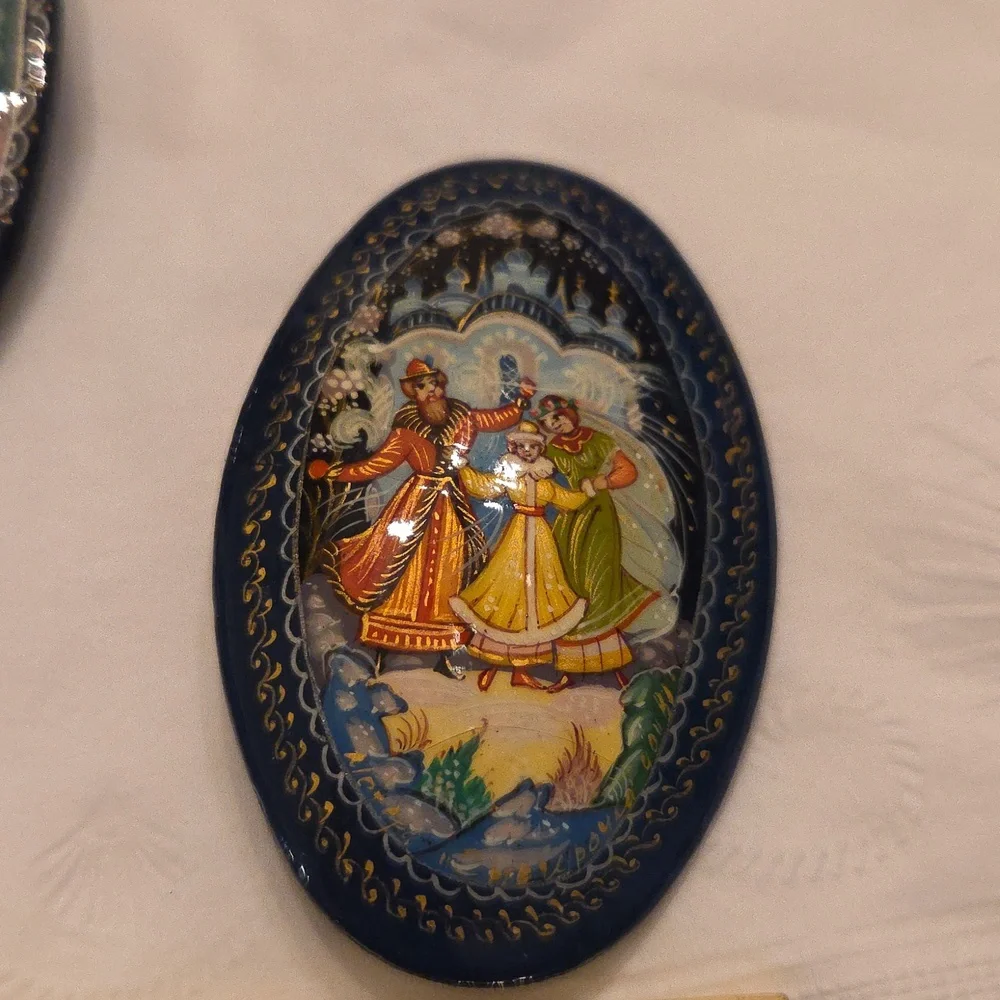 RUSSIAN Hand-Painted Floral and Scenic Brooch Set - Picture 5 of 6